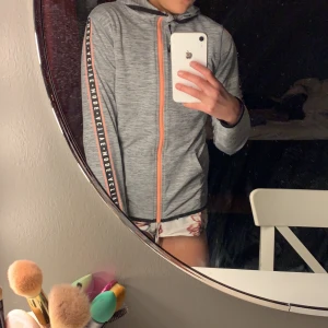 Tränings tröja✌️🥺 - Här är en tränings långärmade tröja! Det står en text på armen och de är en orange dragkedja🥰