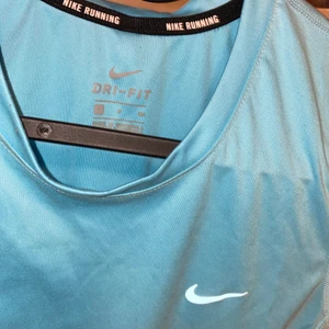 Nike DRI-FIT running - Sparsamt använd, i fint skick. I storlek: SMALL. Klassisk Nike sporttröja med DRI-FIT funktion. 100%polyester. Fin blå färg. Kan skickas mot fraktkostnad. Fler bilder kan ordnas vid intresse.  