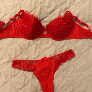 Fint rött bh - set - Knappt använd, storlek 70d, och trosorna storlek Xs/s mer röd i verkligheten med fina detaljer. Mötes i majorna eller fraktar men då står köparen för frakten. Tar swish, kort och kontant. Vid andra frågor är det bara att höra av sig.