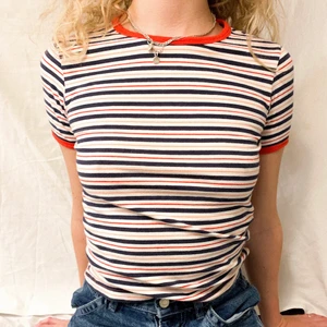 BABYTEE FRÅN WEEKDAY - Jättesöt 70-tals inspirerad babytee från WEEKDAY som tyvärr är för liten. Jättebra skick🤩 Buda privat eller i kommentarerna ❤️💙