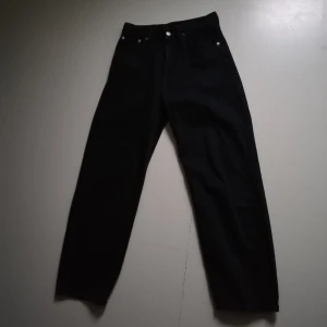 Levi's  - Levi's jeans köpta secondhand, raka med lite vidare ben som går ihop lite vid benslutet. Märkta storlek 24 men passar nog snarare 26 eller 27. Är mycket stora på mig som vanligtvis har 24 j jeans från levi's. 
