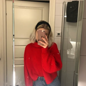 Röd stickad tröja Stl xs/s - Använd ungefär 2 gånger, tycker är inte ”stickigt”, varm och skön, lång krage, plaggets pris + frakt 