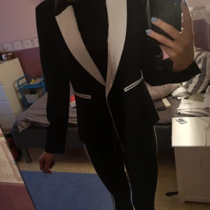 Kavaj från gina tricot - Storlek 36 muddar i axlarna. Fint skick. 
