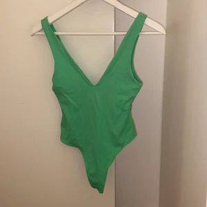 Grön Body Zara - Grön v-ringad body från Zara strl S, använd en gång.