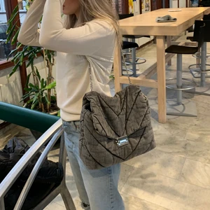 Trendig väska zara - Cool och trendig väska från Zara! Den är fint använd och därför i bra skick💗slutsåld i butik, pris kan diskuteras 