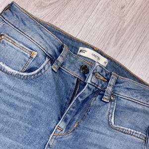 Använda fåtal gånger, i fint skick. Storlek 26. Jeans från GINATRICOTs egna märke ”perfect jeans”. Mid-highwaist. Modellen heter Kristen men verkar ej säljas längre på hemsidan. Fler bilder kan ordnas. Kan skickas mot fraktkostnad.