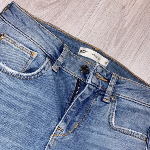 KRISTEN JEANS - Använda fåtal gånger, i fint skick. Storlek 26. Jeans från GINATRICOTs egna märke ”perfect jeans”. Mid-highwaist. Modellen heter Kristen men verkar ej säljas längre på hemsidan. Fler bilder kan ordnas. Kan skickas mot fraktkostnad.