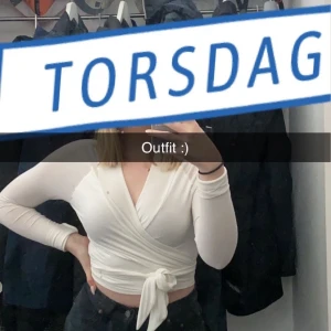 Omlott tröja chiquelle - Säljer denna supersnygga omlottröjan från chiquelle eftersom den aldrig kommer till användning💖 Precis som ny🥰 Priset kan diskuteras, vill bara bli av med den💕