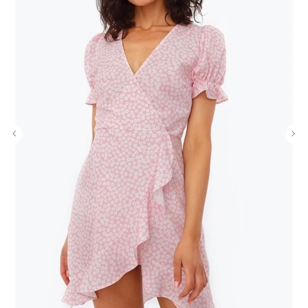 Säljer denna nya SUPER fina klänning från chiquelle. Endast prövad. Storlek L men är för liten för mig som är M, så skulle säga att den passar någon med S. Ny pris 499, mitt pris 300 kr. Billigare vid snabb affär. . Klänningar.