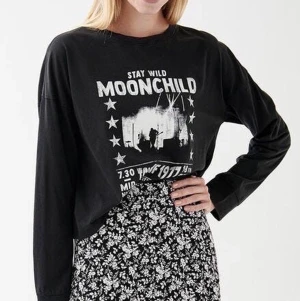 Svart Långärmad tröja med tryck - Slutsåld tröja från Gina. Väldigt bra skick på tröjan, använd fåtal gånger. Första bilden är lånad!! 