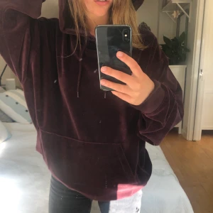 Hoodie velour - Velour hoodie! Köpt i Budapest! Storlek S, men är oversized