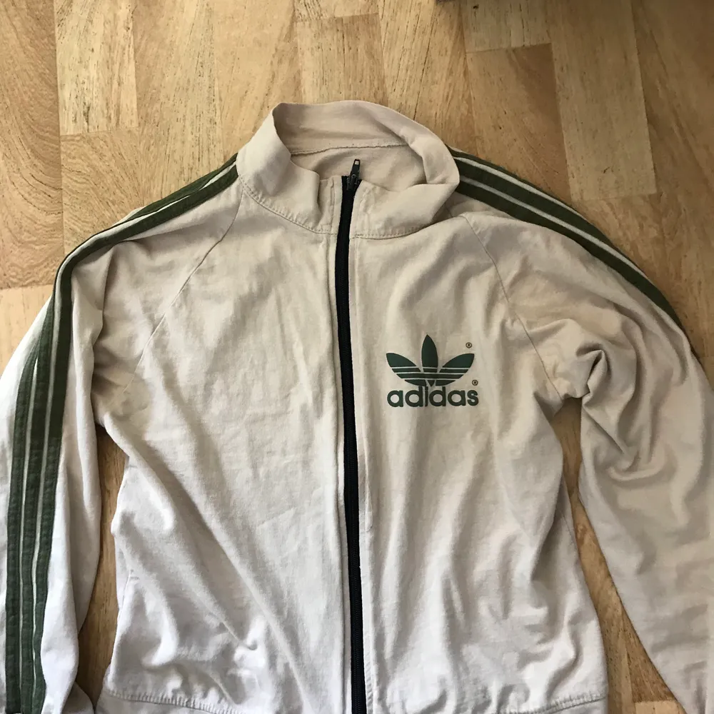 Adidas tröja använd några gånger. Ärv inom släkten men passar ej mig längre. Väldigt fin och klassik. Hoodies.