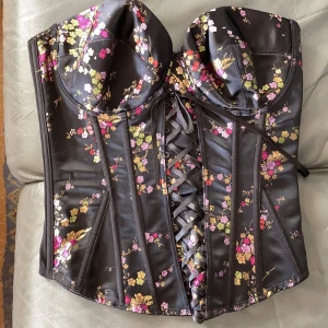 Korsett goth 50-tal retro vintage  - Supersnygg korsett 75D med två rader hakar bak i ryggen. Frakt 50kr