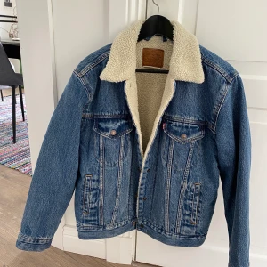 Levis fodrad jeansjacka - Som ny!