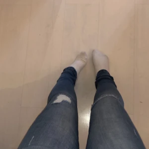 jeans strl 164 - Säljer ett par stretchiga slitna jeans från märket Rükie i storlek 164. Byxorna har dragkedja längst ner (se bild). Sparsamt använda. Frakt tillkommer som köparen betalar 🦋