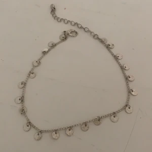 Söt fotlänk - En söt fotlänk som jag har för mig är köpt på Ullared. Inte äkta. Den är inte använd särskilt mycket men köpt för många år sedan. Frakt 11 kr 💞