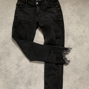Skit snygga jeans!!! - Säljer mina gråsvarta jeans ifrån grunt pga att dem börjar bli försmå och inte kommer till användning, osäker på storleken men skulle säga att dem passar 34-36 typ, börjar bli förkorta på mig som är 170, nypris:600 mitt pris:199 + frakt