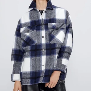 Zara rutig jacka - Rutig blå jacka från Zara. Strl M. Skriv för fler bilder. Inkl frakt.