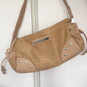 Baguette väska - Beige baguette väska. Skriv för fler bilder.