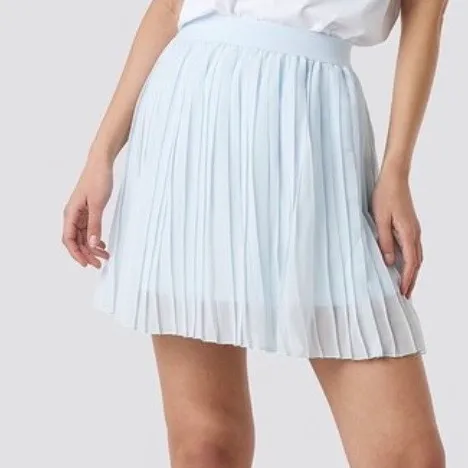 En blå plisserad kjol från NAKD som tyvärr inte kommer till användning. Använd fåtal gånger. Frakt ingår i priset.     Obs andra bilden är inte min. Kjolar.