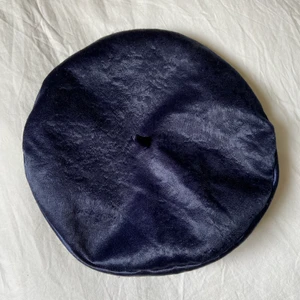 Brixton basker i blå siden - Basker i blå siden med skinndetalj. Köpt på Grandpa i Sthlm