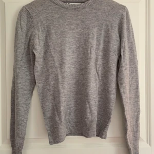 Grå stickad tröja i merino ull  - Grå stickad tröja i merinoull från Cubus i fint skick. Säljer för 80kr + frakt!