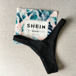 Svarta högmidjade bikinitrosor - Suuuperfina svarta highwaisted bikinitrosor från Shein i storlek S, helt oanvända och nya!! Jättebra passform! Säljer pga beställde flera storlekar