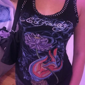 Ed Hardy linne  - Jättefint ed Hardy-linne i står storlek XL men skulle mer säga att det passar en S och M😙. Linnet har rhinestones, men har tappat några men det är inget som märks särskilt mycket.😁🥰 väldigt y2k!❤️