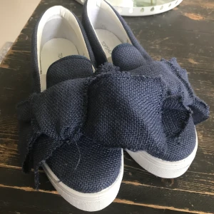 Sneakers från Topshop  - Chunky sneakers från topshop. Helt oanvända. Superfina och gulliga! Storlek 40 men ganska små och tighta i storleken, kan gå ut sig. Köparen får stå för frakten.