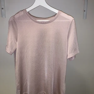 T-shirt strl S - Rosa t-shirt som är lite glansig. Strl S. Finns i örebro, går att posta 