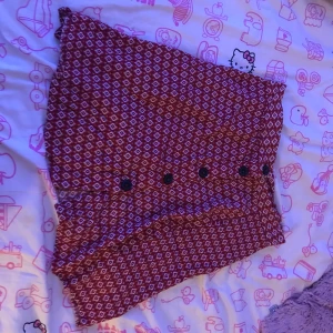 HM kjol storlek EU 38 - Röd H&M kjol i storlek EU 38 med coola mönster, använd 1 gång😼