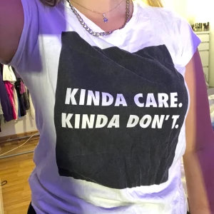 T-shirt  - Vit T-shirt med svart tryck från New yorker, ärmarna är lite kortare än en vanligt T-shirt, säljer för 150kr frakten ingår 