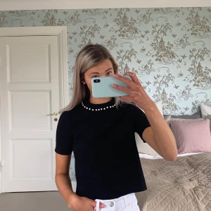 Top - Säljer denna jättesöta svarta croppade toppen från ZARA med vita pärlor vid u-ringningen! Går att använda både på fest och till vardags🥰 Pris: 75 kr. FRAKT TILLKOMMER💗🧚🏼