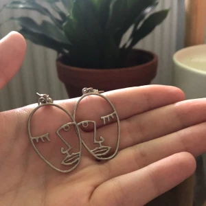 Ansikts örhängen  - Snygha ej använda örhänge med ansikten på:)