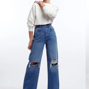 Idun wide jeans, SLUTSÅLDA - Säljer dessa jeans i storlek 32, helt oanvända med alla prislappar kvar. Kan fortfarande returnera så säljer inte under ordinarie pris 499kr. Köpare står för frakt.
