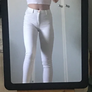 Tajta vita jeans - Klassiska tajta high waisted jeansen från Gina tricot i modellen “molly”. Köpta för ett par årsen men knappt använda, i ett fint skick förutom lite sluttningar mellan benen+liten fläck bak som inte alls syns vid användning. Skriv för mer info/bilder😃