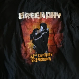 Green day tshirt - Gratis frakt! Kortärmad tshirt med green days album 21 century breakdown på, stl m men passar bra till s/xs, lite tajt men ändå bekväm