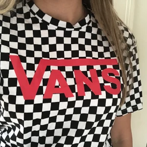 Rutig Vans t-shirt - Knappt används. Ord. pris 249kr, säljs för 50kr. 100% bomull. Kan mötas upp i Göteborg eller postar jag den till dig. 