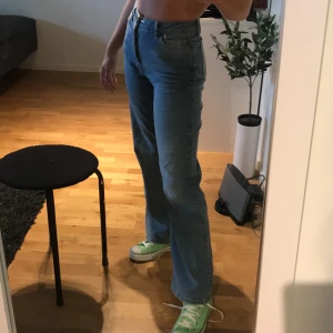 Populära raka jeans! - Ett par perfekta blå jeans som är raka i modellen! Buda!