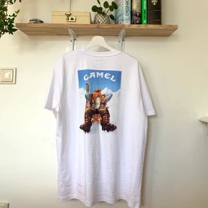 Camel t-shirt - Snygg camel t-shirt med stort tryck på baksidan. Storlek M/L herr. Litet tryck på vänster fram. Frakt 33kr