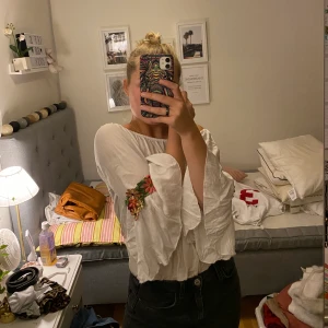 Somrig tröja - Somrig tunn tröja med blommiga detaljer och vida armar. Fungerar både som off-shoulder och utan. Superskönt material. En liten fraktavgift tillkommer❤️ 