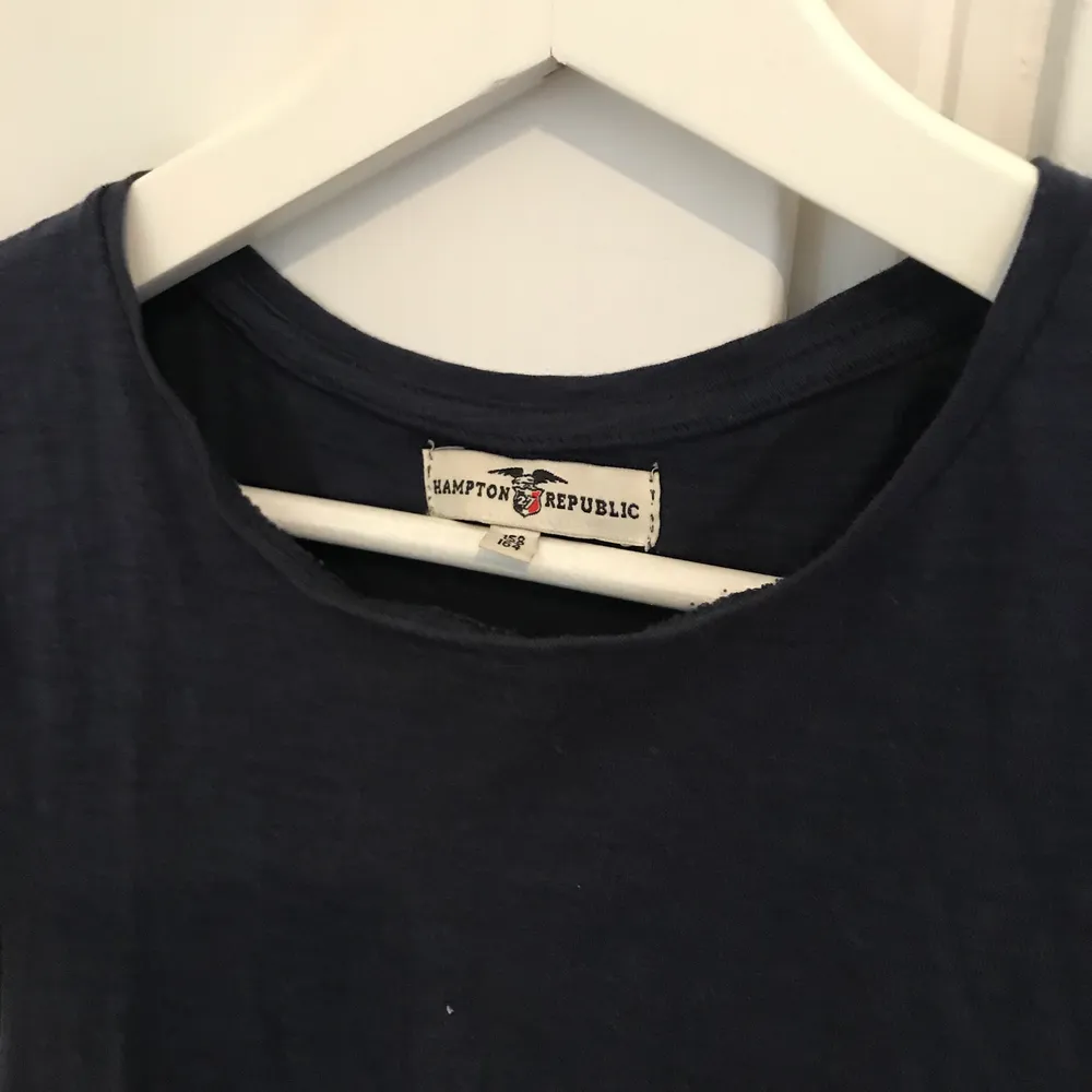En jättefin marinblå T-shirt från hampton republic. I storlek 158-164 men ungefär en Xs-S. Frakt tillkommer som köparen står för. Priset går att diskutera. Vid frågor så är det bara att höra av sig.. T-shirts.