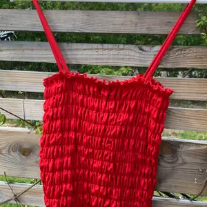Rött linne i stretch material som är i storleken M