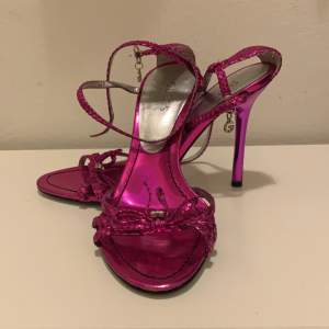 Beautiful purple Guess sandals, new! Leather sandals with comfortable heels! Can meet up in Stockholm 🌟