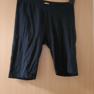 Gekås cykelbyxor strl m - Cykelbyxor/ korta tights från gekås i strl M. På bilden ser det ut som att benen är olika långa, men det är på grund av hur jag satte dem på galgen. Kan mötas upp eller skicka, jag står INTE för frakten.