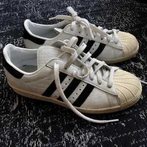 Adidas superstar skor - Adidas superstar skor i snake skin med en vintage vibe :,) Använda en del men fortfarande i fint skick och väldigt bekväma! Köpare står för frakt. 