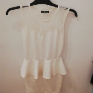 En vit finklänning  - En vit finklänning från clubl storlek s