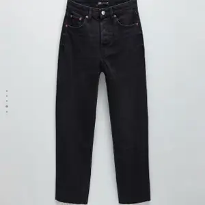 Säljer ett par högmidjade jeans från Zara, knappat använda. Nypris 399:-