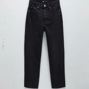 Zara svart högmidjade jeans strl 36 - Säljer ett par högmidjade jeans från Zara, knappat använda. Nypris 399:-