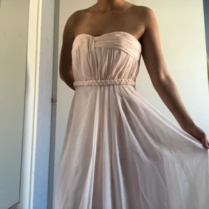 Puderrosa maxiklänning - Sååå fin maxiklänning i puderrosa med unika detaljer. Planerade att ha den på ett bröllop i Italien (men som tack vare Corona blev inställt)😫 den är alltså helt oanvänt med lappar på. Bysten är  stor för mig och skulle passa någon med större bröst😁💕